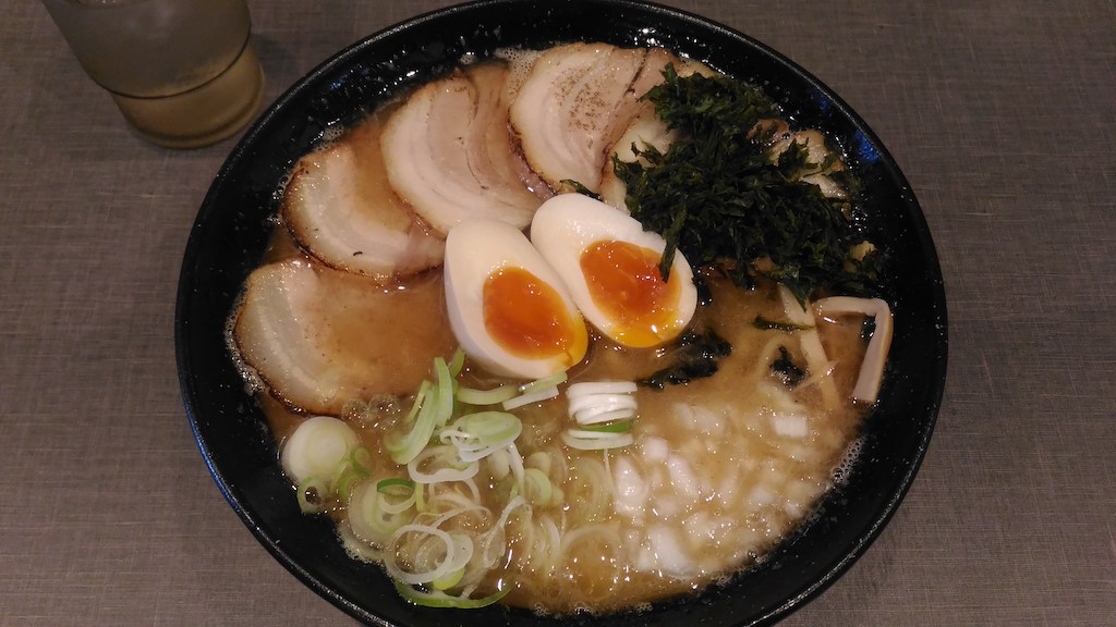 近江町市場近くでラーメンを食べたいならココかも。中華蕎麦神輿の魚介豚骨。