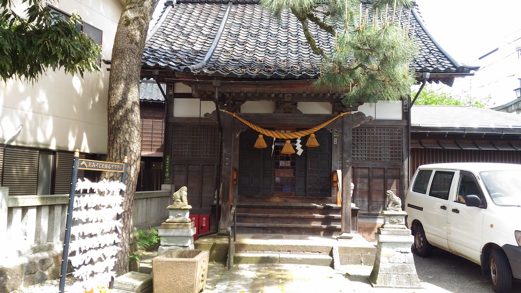 宇多須神社まで5mの「菅原神社」は、ひがし茶屋街の喫煙場所です