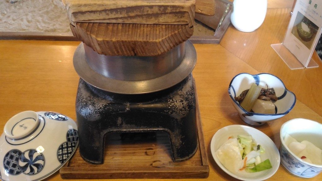白山比咩神社横の「森茂」で、出来たて釜飯定食をいただきました。