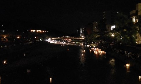 【写真付】2017年 加賀友禅灯篭流しの幻想的な景色に見入る！