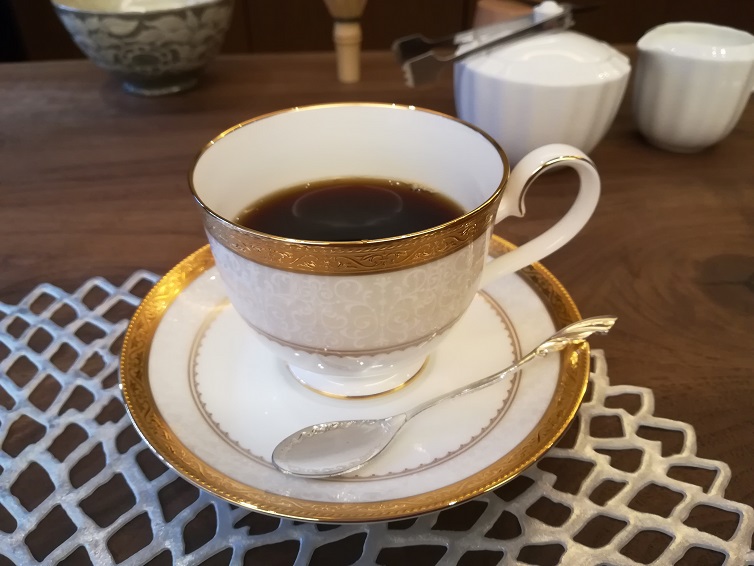 東茶屋街「薪の音 カフェ抹茶とショコラ」の優雅なパフェ