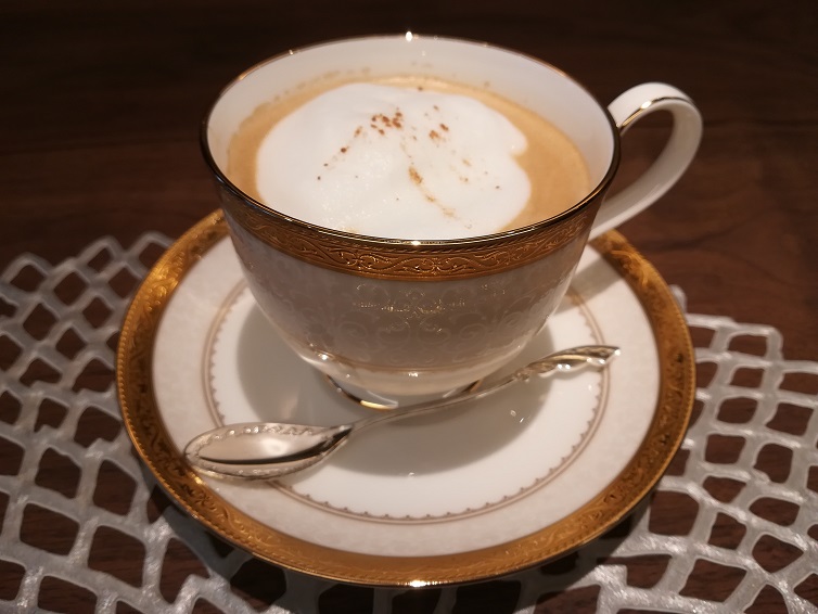 東茶屋街「薪の音 カフェ抹茶とショコラ」の優雅なパフェ