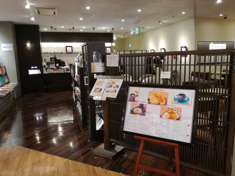 金沢の喫茶店「文豪カフェあんず」で読書タイム