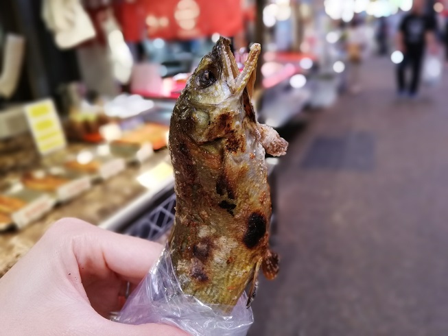 近江町市場で食べ歩き！川木商店の塩焼き鮎
